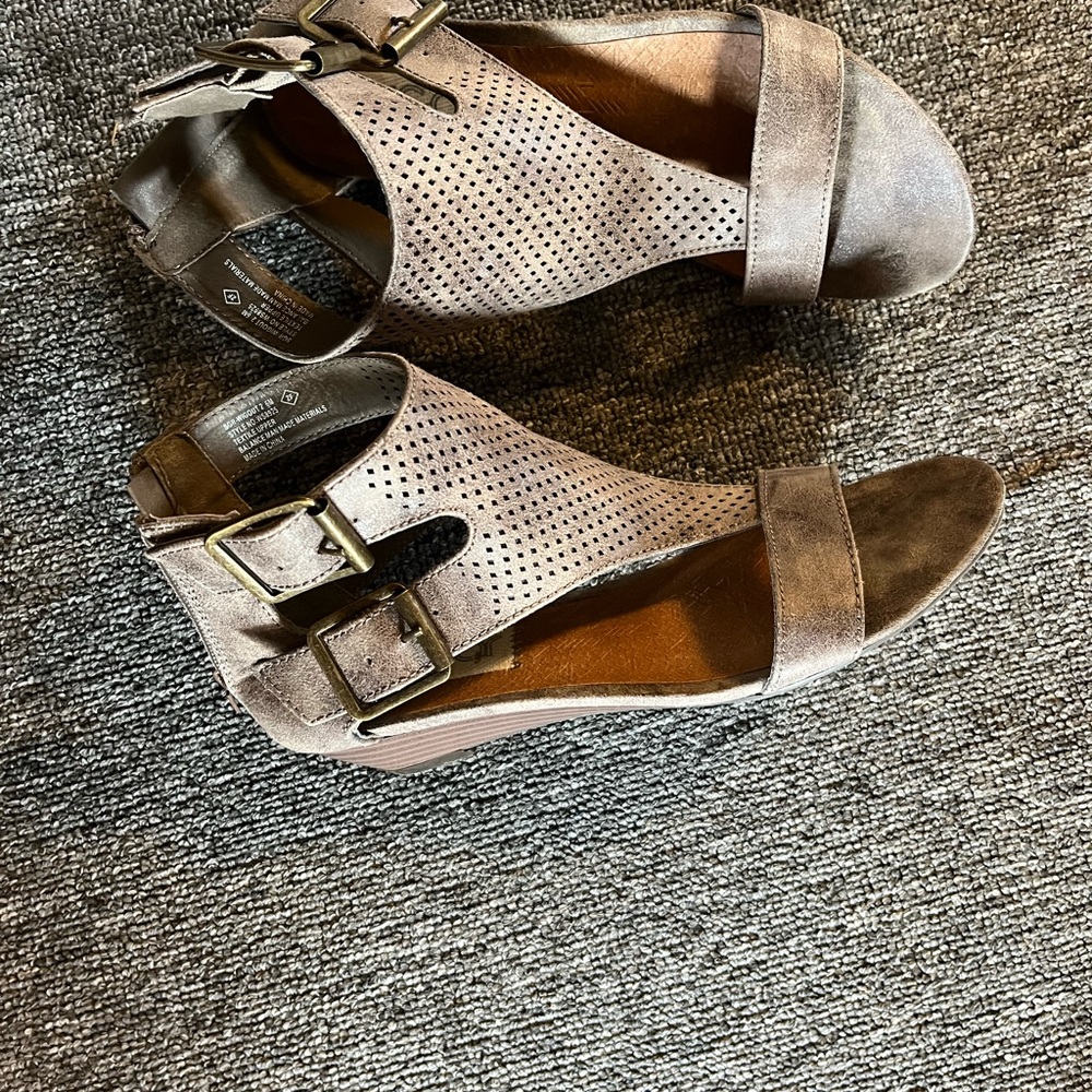 Sandals very stylish, height on ankles. Present a low boot look